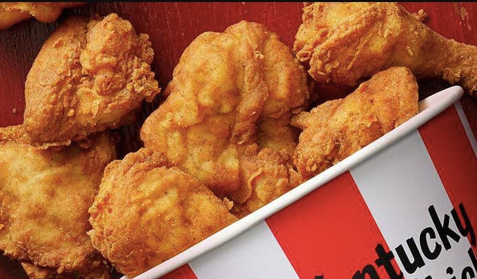 Bocsánatot kért a német KFC a kristályéjszakán küldött ízléstelen hirdetésért