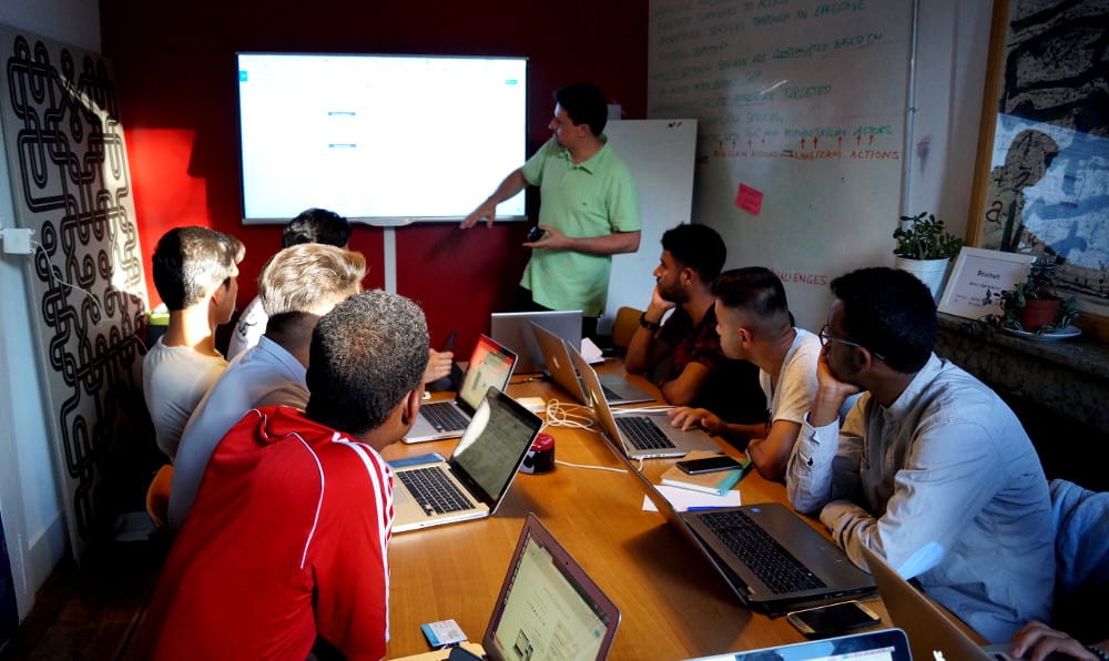 Menekültekből informatikus: így küzdené le a mai kor problémáit egy fiatal