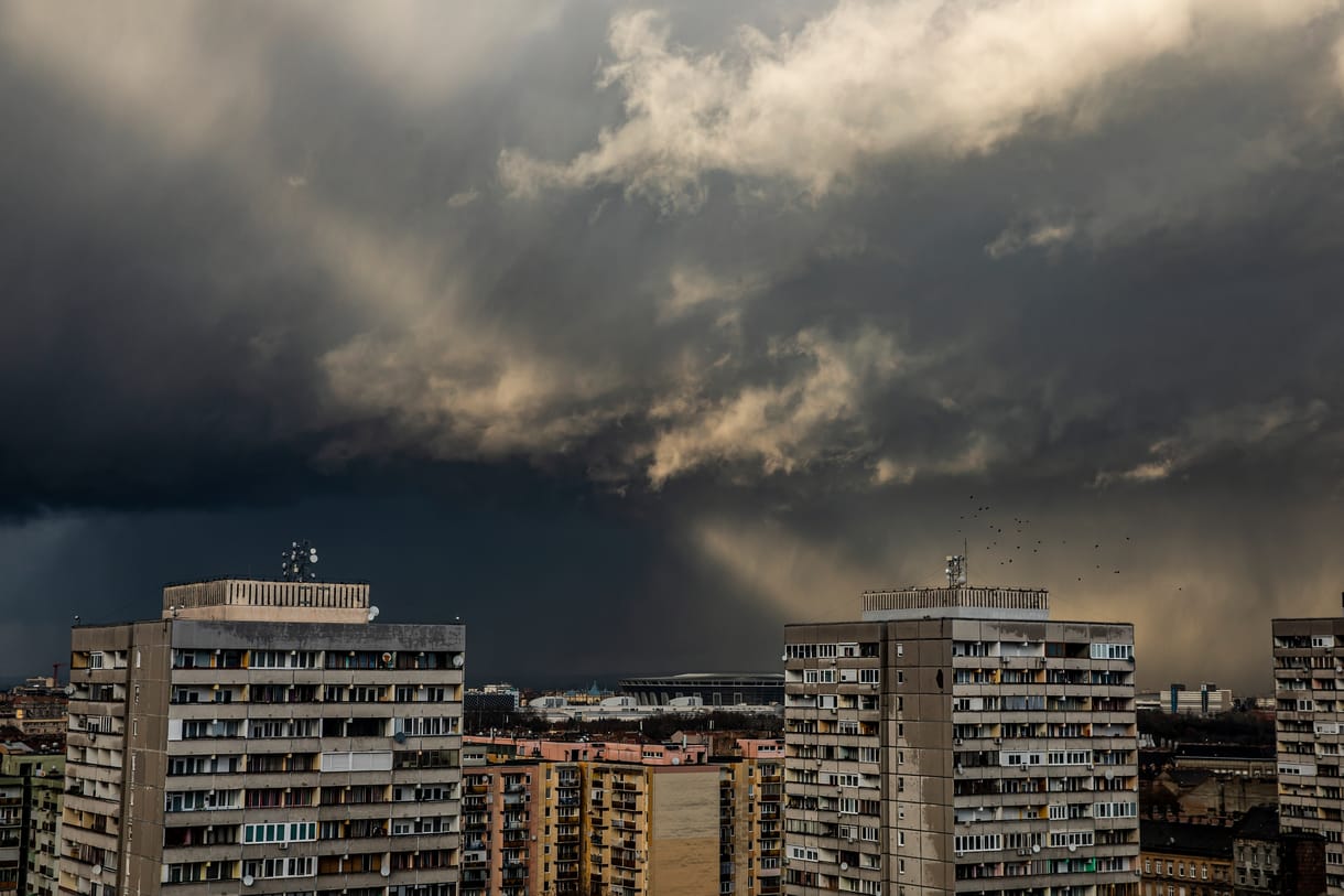 Porviharokra figyelmeztet a meteorológiai szolgálat