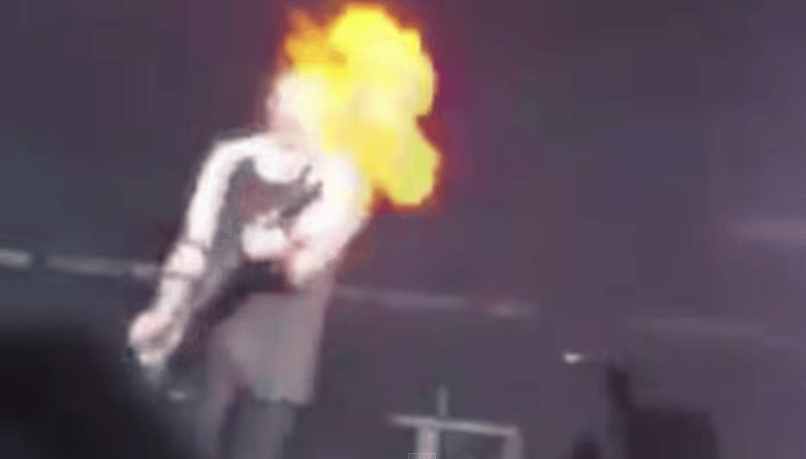 Videó: Megsütötte a gitáros fejét a színpadi pirotechnika