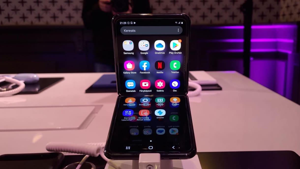 Fotókon mutatjuk a Samsung új összecsukható okostelefonját, a Galaxy Z Flipet