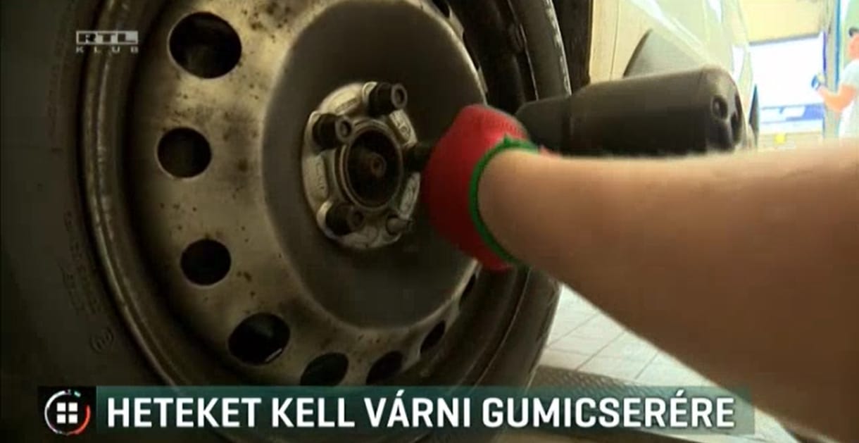 Heteket kell várni a gumicserére, alig győzik a rohamot a műhelyek