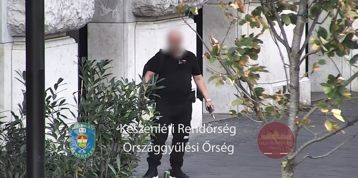 Videón a Parlament előtt gázpisztollyal hadonászó férfi
