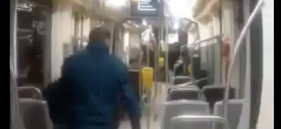 Három év börtönt kapott a nigériai fiatalokat üveggel dobáló férfi