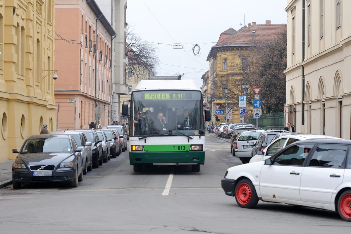 Sötét kijelző, pontatlan infók: még van panasz a „szegedi Futárra”