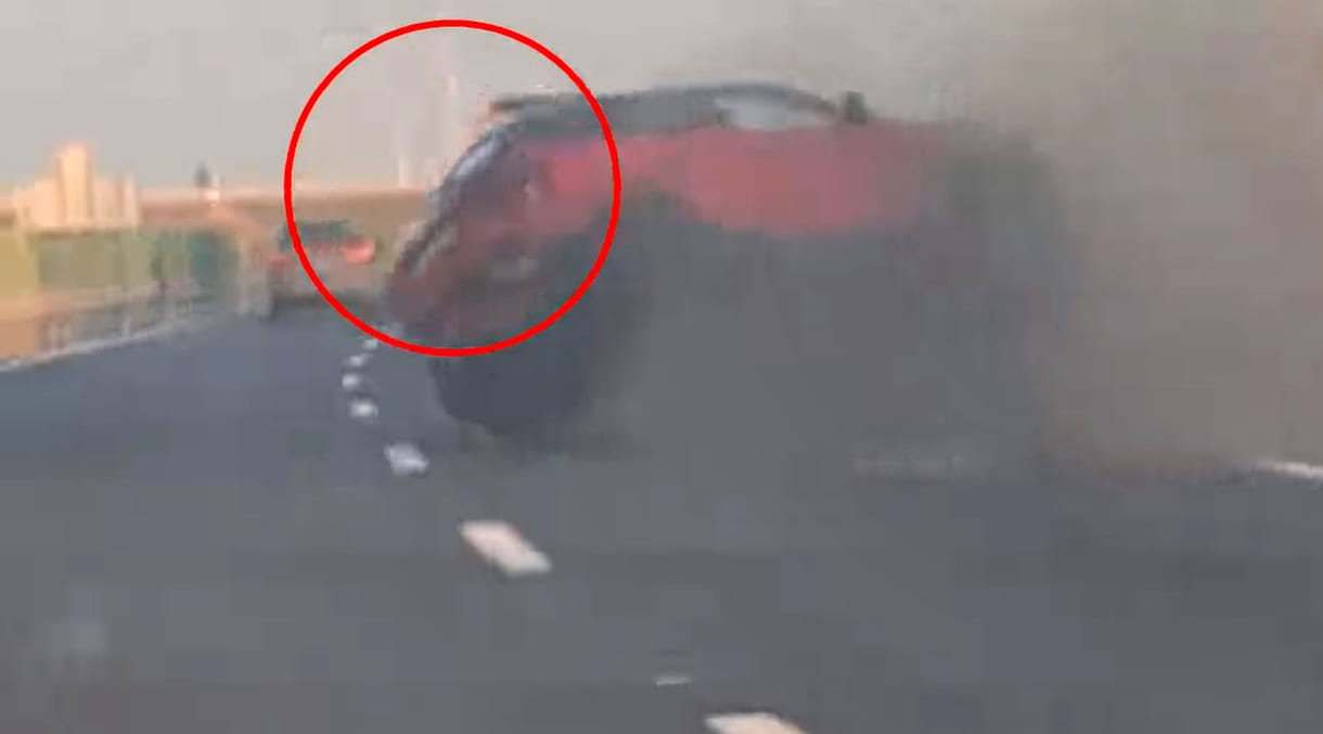 Felborította az előtte haladót egy BMW-s az M1-esen, majd továbbhajtott – videóval
