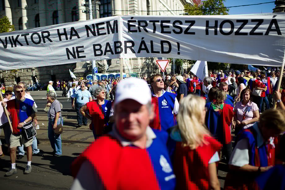 Szakszerezetek tüntetnek a Kossuth téren