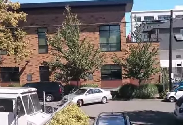 Na, ezért az autósok legnagyobb félelme a párhuzamos parkolás - videó