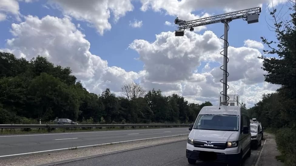 Mesterséges intelligenciát szereltek a rendőrségi furgonba, azonnal kiszúrja a szabálytalankodó sofőröket