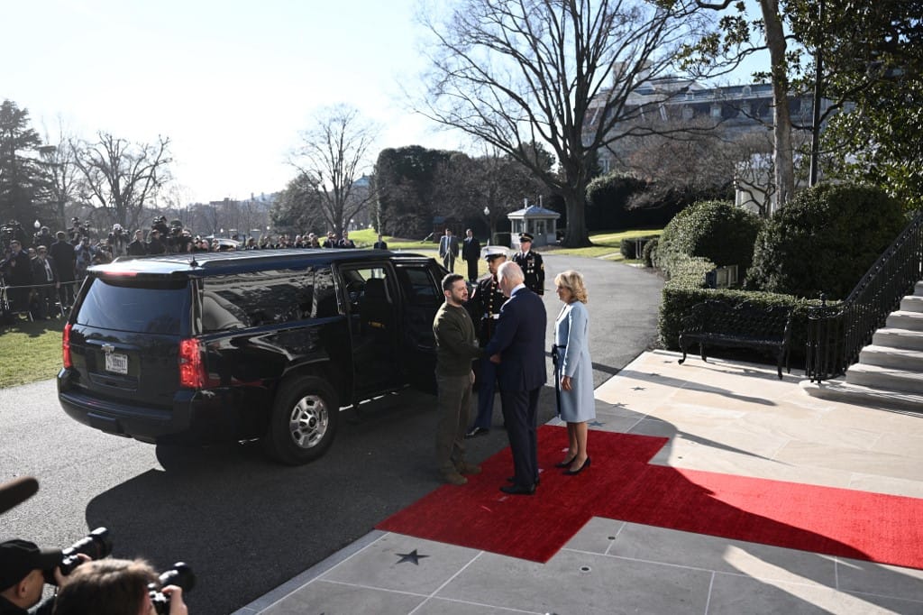 Így köszöntötte Joe Biden Zelenszkijt a Fehér Ház előtt – fotók