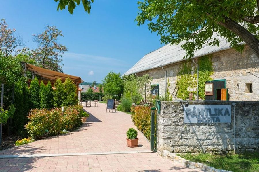 Pikszisbe be, pikszisből ki: bankárok feszültek egymásnak a Balatonnál