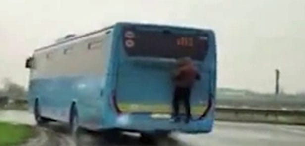 A busz hátuljára kapaszkodva utazott egy potyázó – videó