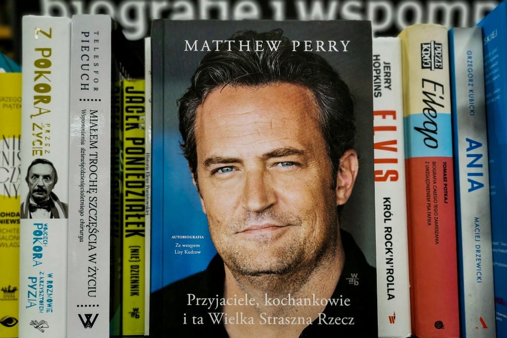 Egyelőre titkolná a család, hol nyugszik Matthew Perry, de kiszivárgott a helyszín