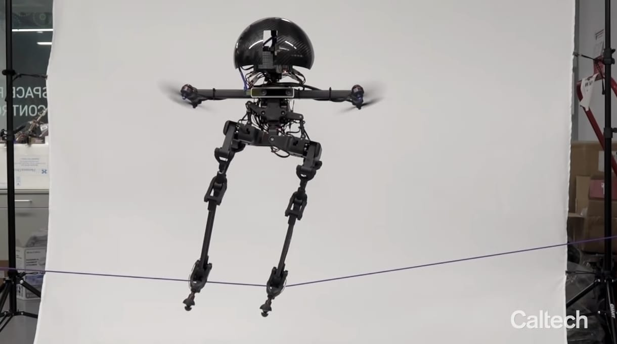 Gördeszkázik és átrepüli a lépcsőt az új amerikai robot – videó