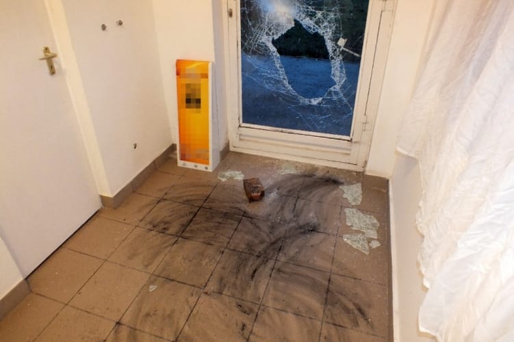 Mikulás-csomagokat lopott december 6-án egy betörő