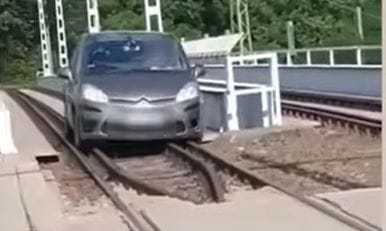 A 37-es villamos helyett egy Citroen érkezett a Pongrácz úti felüljárón – videó