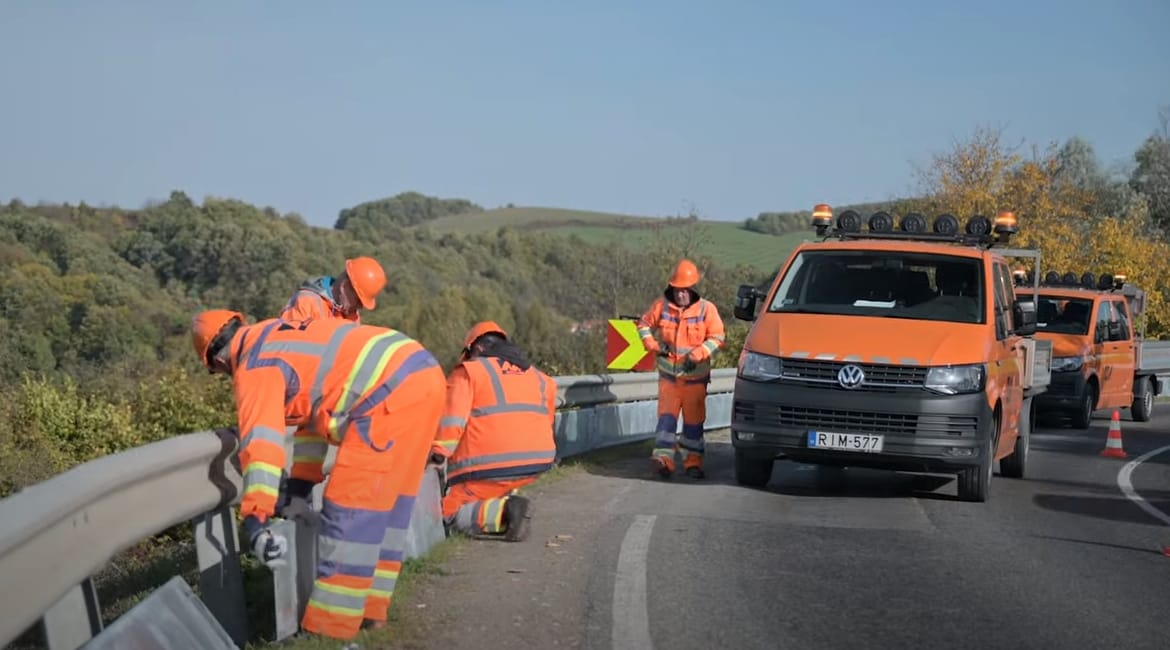Motorosbarát szalagkorlátokat építenek Baranyában és Borsodban