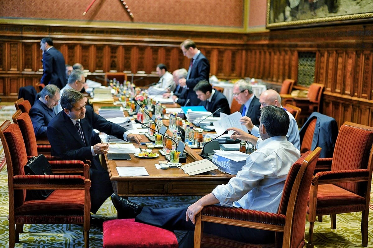 Fotó: Nem nyegleségből ül így Orbán Viktor