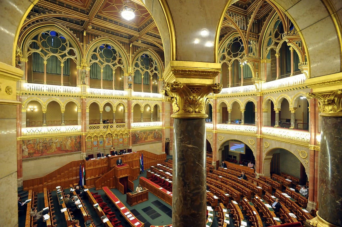 Meglepően hosszú kampányszünetet tart az Országgyűlés