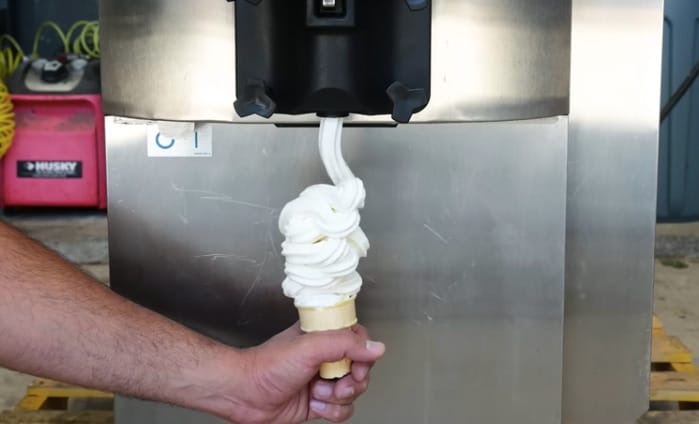 Évtizedekkel ezelőtti sorban állást idézett az első hazai McDonald’s újranyitása