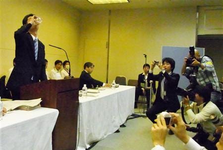 Fotó: Fukusimai vizet ivott egy japán politikus