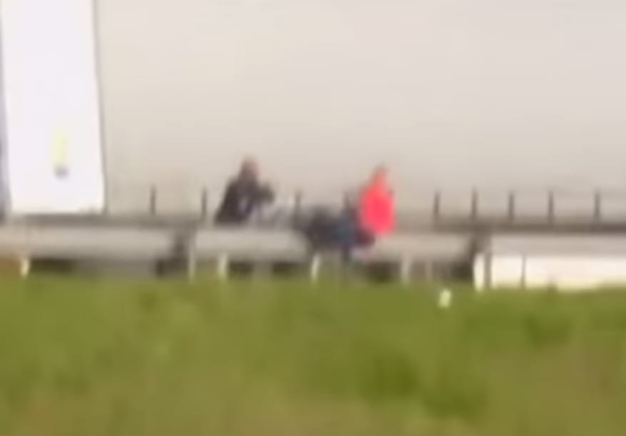 Brutális videó buktatja le a menekülteket megalázó francia rendőröket