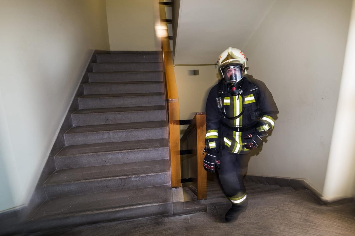Nézegessen lépcsőfutó versenyen induló tűzoltót