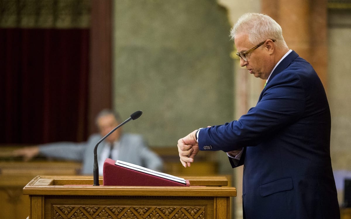 A brüsszeli nagykövetségen kapott munkát Trócsányi felesége