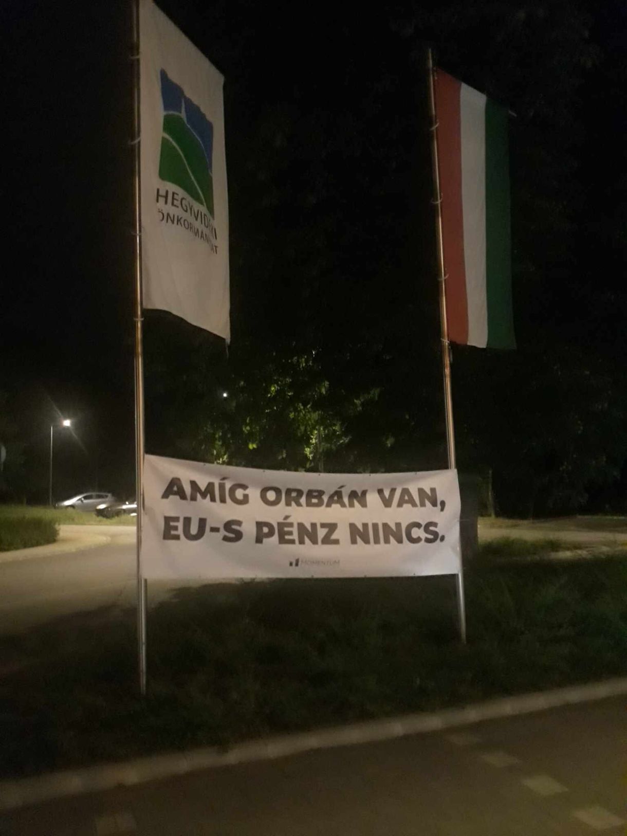 Molinót feszített a Momentum Orbán Viktor szavazóköréhez