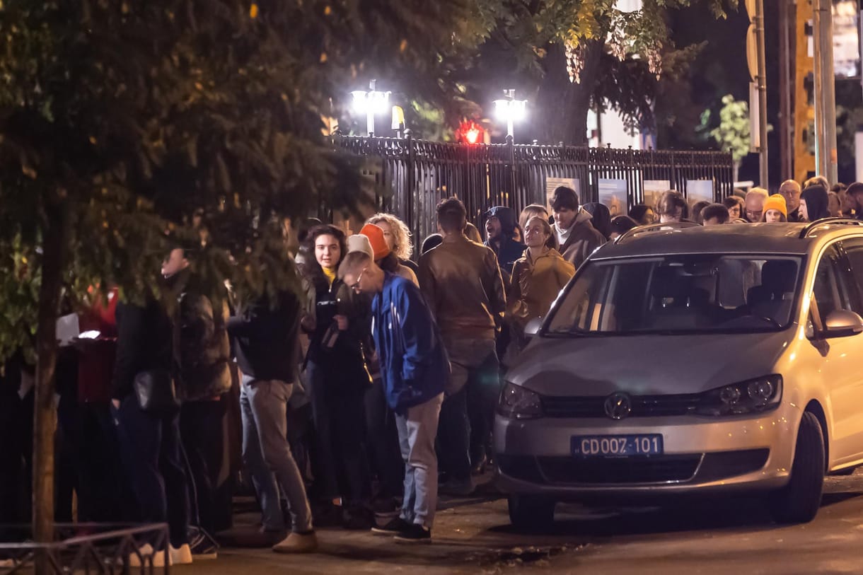Másfél órás sor állt a lengyel nagykövetség előtt Budapesten