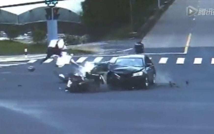 Ezért kell becsatolni a bukósisakot minden motorosnak, robogósnak - videó