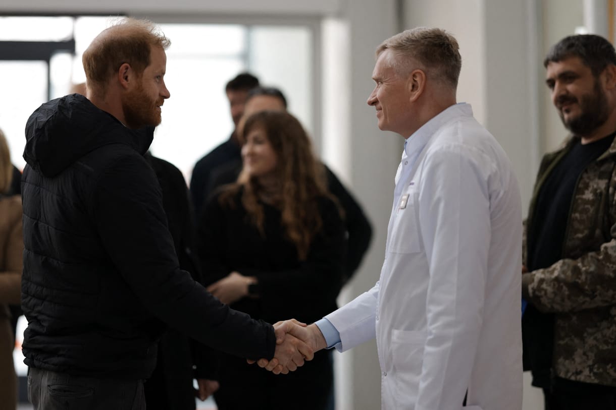 Háborús sérülteket látogatott meg Ukrajnában Harry herceg - fotó