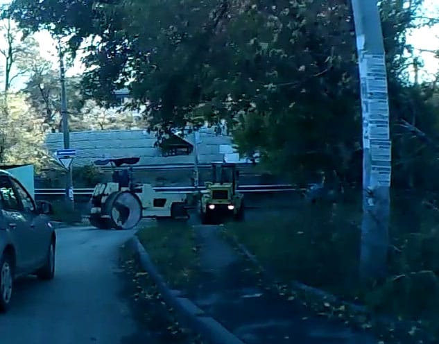 Ilyen, amikor megbokrosodik az úthenger - videó