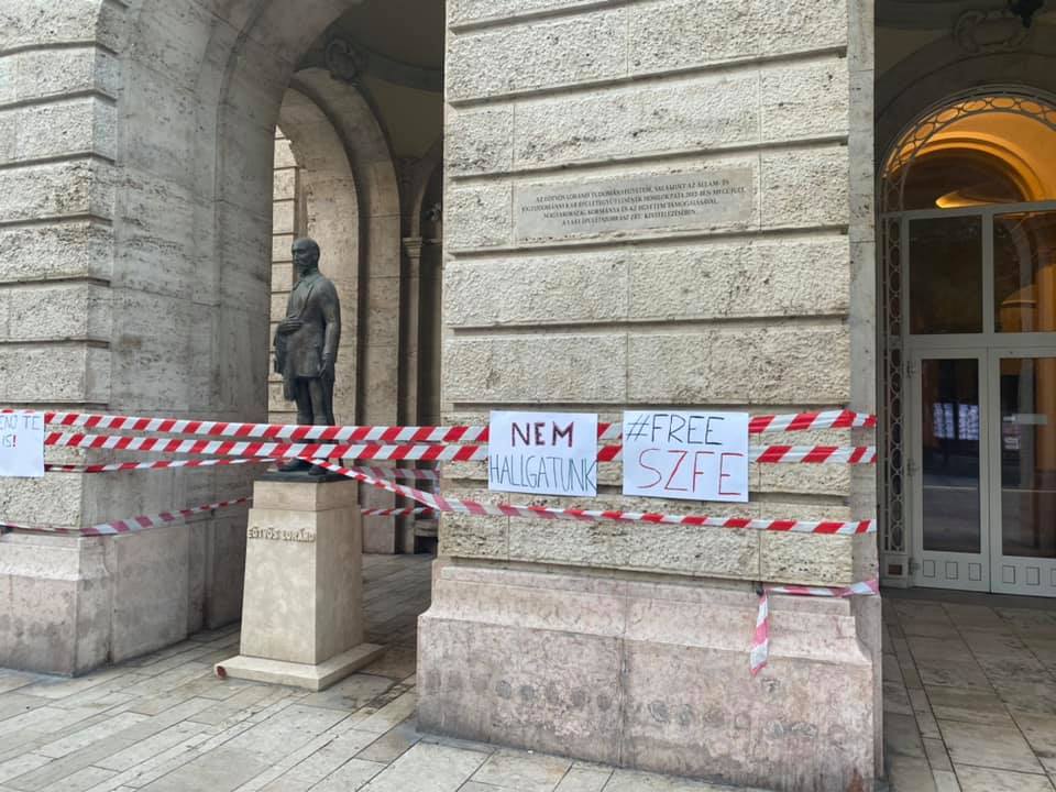 Egy órán belül leszedették az ELTE ÁJK épületéről a színművészetiseket támogató szalagokat