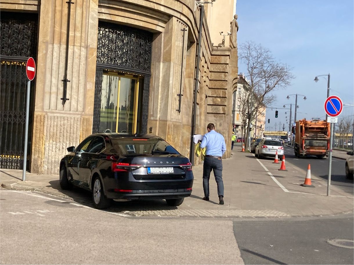 Menczer Tamás válasza: Nem parkoltam a járdán, senkit sem korlátoztam semmiben