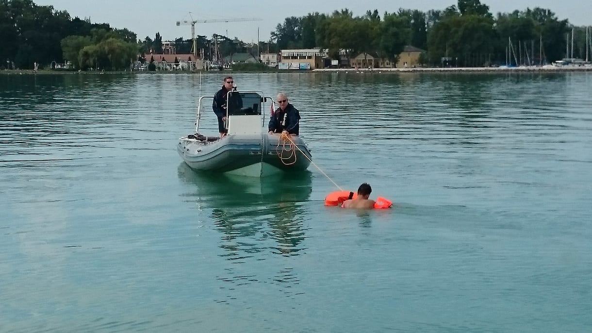 Kimentettek a rendőrök egy embert a Balatonból, pedig nem is akarta, hogy kimentsék