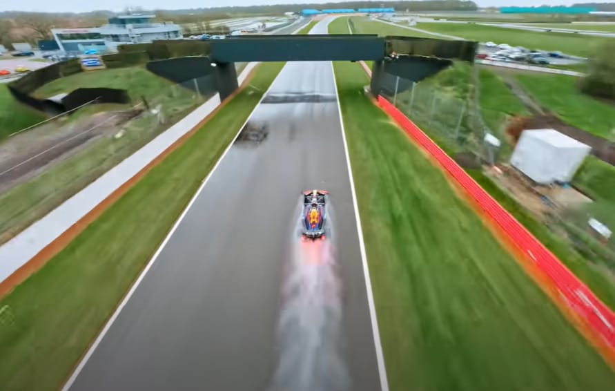 A világ leggyorsabb drónjával üldözték Max Verstappent – videó