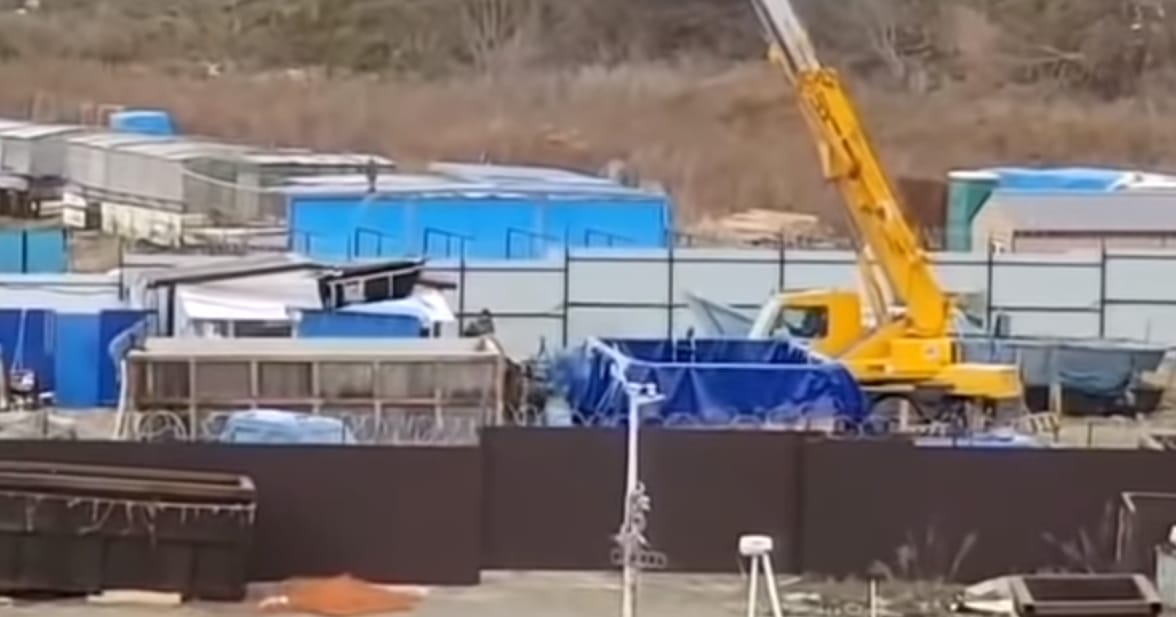 Több mint 100 bálnát tartanak fogva egy orosz kikötőben – videó