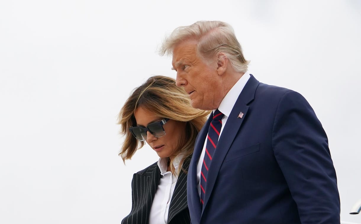 Kórházba szállítják a koronavírussal küzdő Donald Trumpot