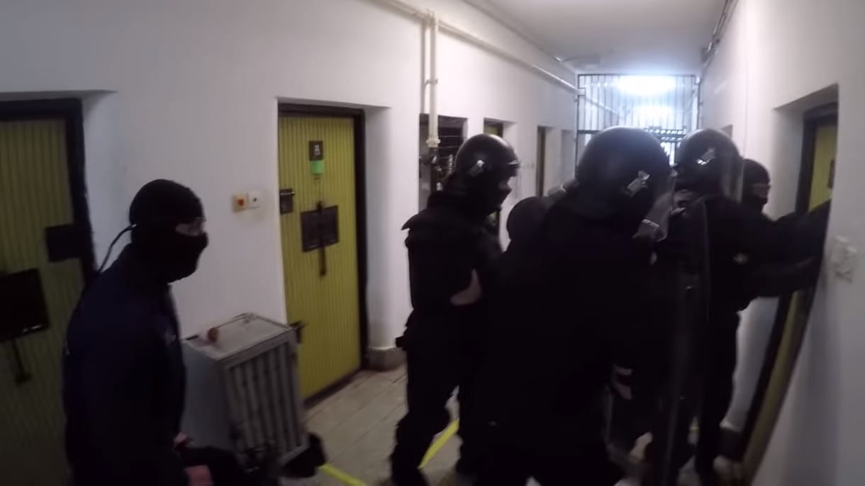Elbarikádozta magát egy elítélt a solti börtönben, kommandósok teperték le – videó
