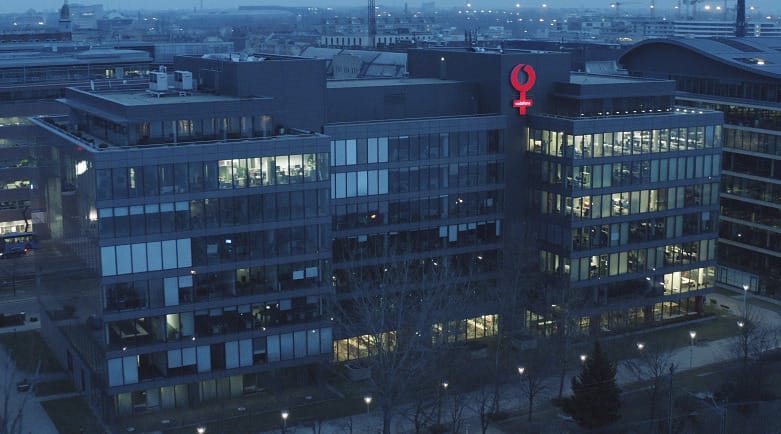 Egy hétre lecserélte logóját a Vodafone a budapesti székházon, és tovább is mennének
