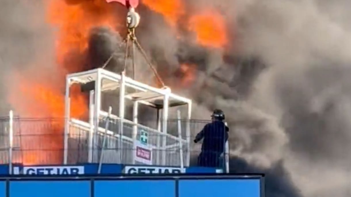Brutális tűzben, egy épület tetején rekedt egy munkás, daruval kellett kimenteni – videó