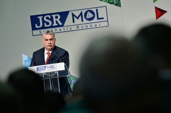 Londonban fényújság hirdeti, hogy 8 milliárd dollár landolt Orbánéknál