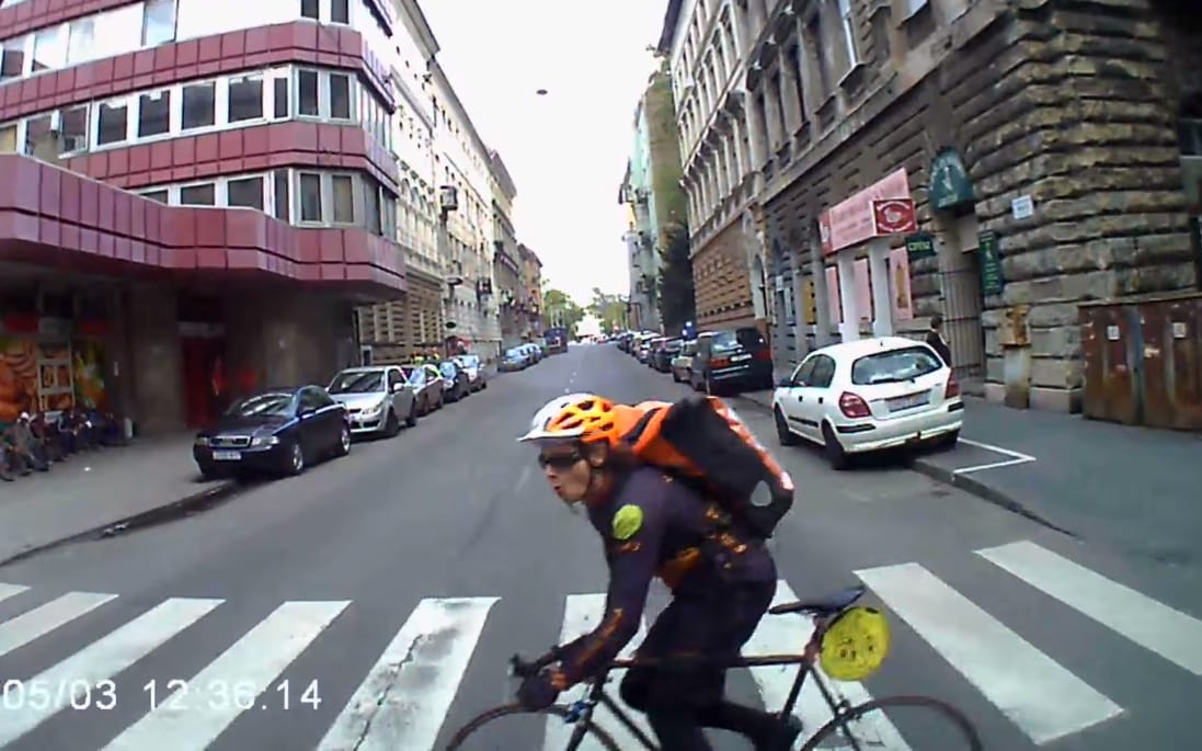 Elbambult a kerékpáros, centiken múlt az élete – videó