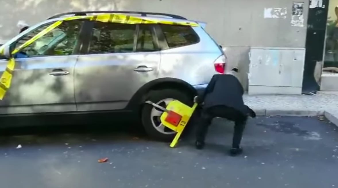 Nem tudjuk, hogyan csinálta, de simán kiszabadult a kerékbilincsből ez az autós – videó