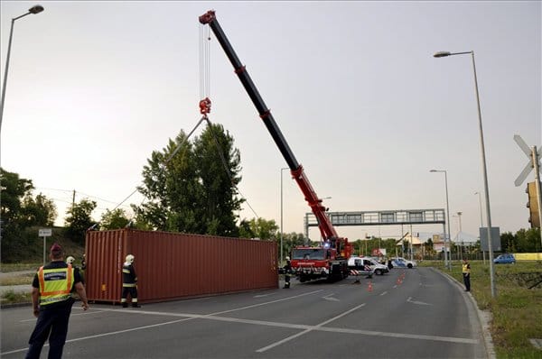 Fotó: hatalmas konténer esett az útra Csepelen