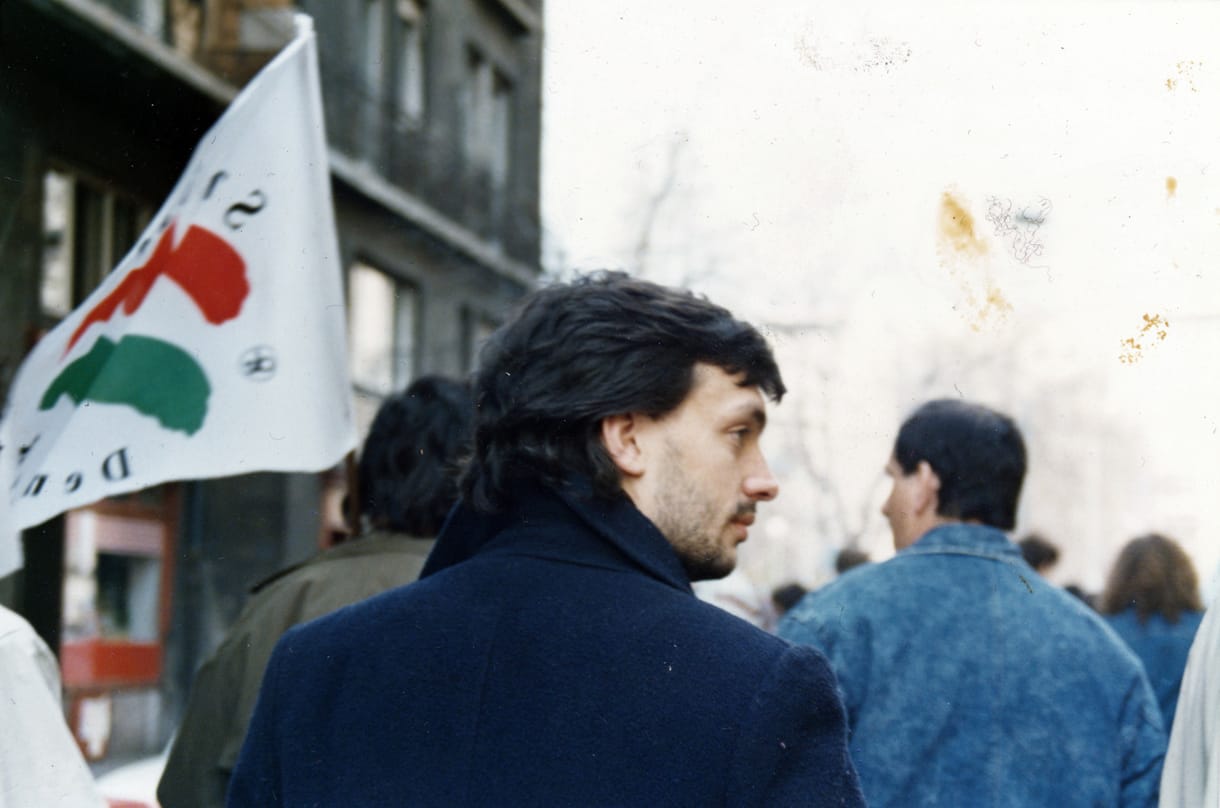 Nézegessen fotókat, ahogy a fiatal Orbán Viktor SZDSZ-es zászlók mellett tüntet