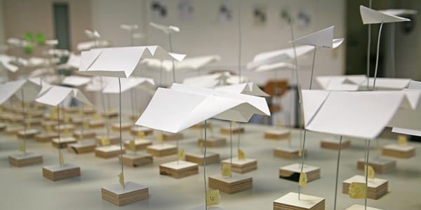 Különös projekt: SMS-ek vizualizálása papírrepülőkkel