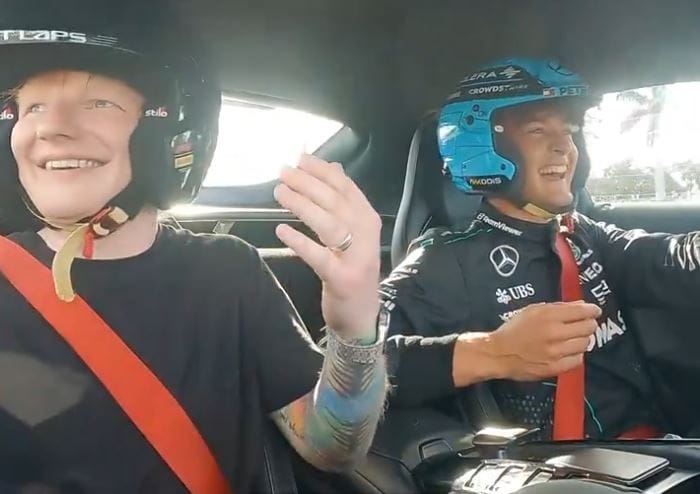 Ed Sheeran eléggé elfehéredett, amikor George Russel megautóztatta a hétvégén – videó