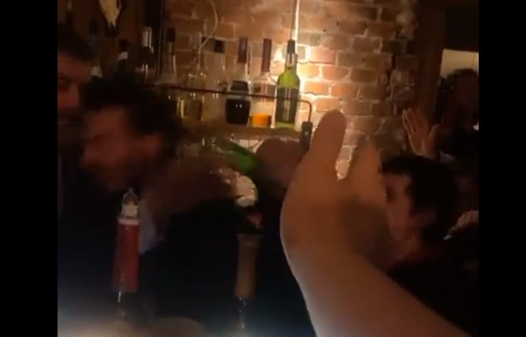 Újra rátámadtak a holland szélsőjobboldali vezetőre, most sörösüveggel verték fejbe – videó